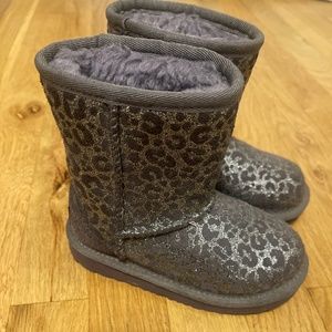 Kids grey uggz size 9